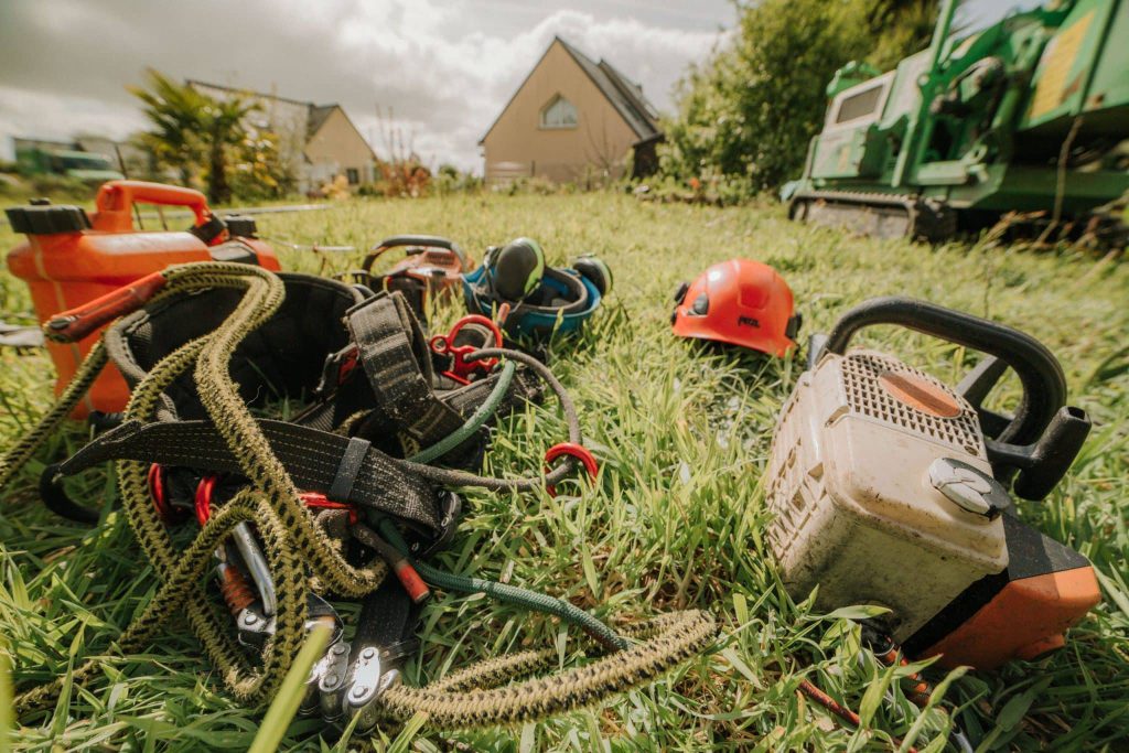 matériel de grimpe dans l'herbe
